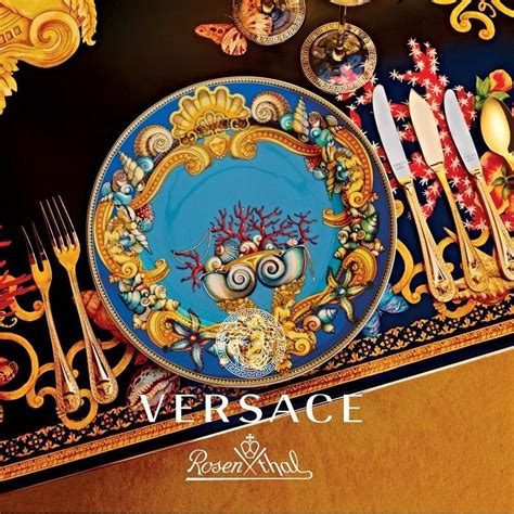 versace les tresors de la mer|Versace met ses Trésors de la Mer à l'honneur de la saison .